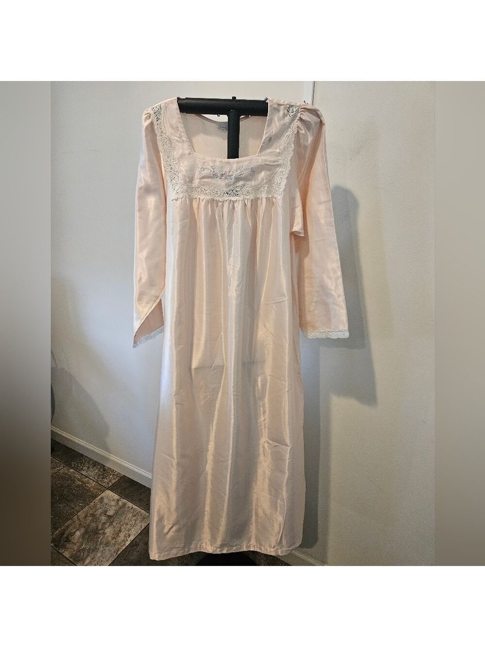 VANITY FAIR VINTAGE WOMEN'S PINK SATIN NIGHTGOWN FLORAL EMBROIDERY & LACE SIZE M